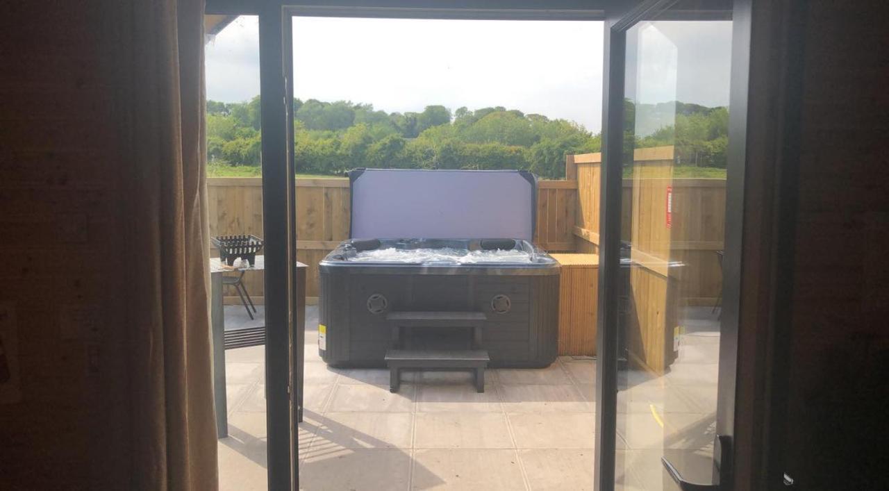 Hotel Superior Glamping Pod With Hot Tub Frodsham Exterior foto